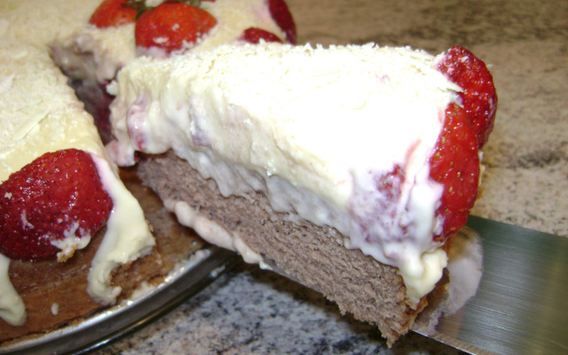 Bolo de chocolate com mousse branca e morangos
