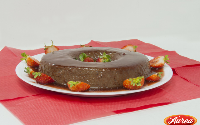 Flan de chocolate com calda de morango
