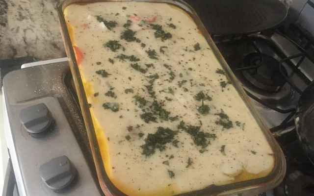 Salmão ao forno com molho branco