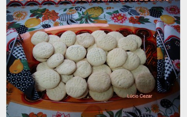 Bolachinhas de maizena com raspas de limão