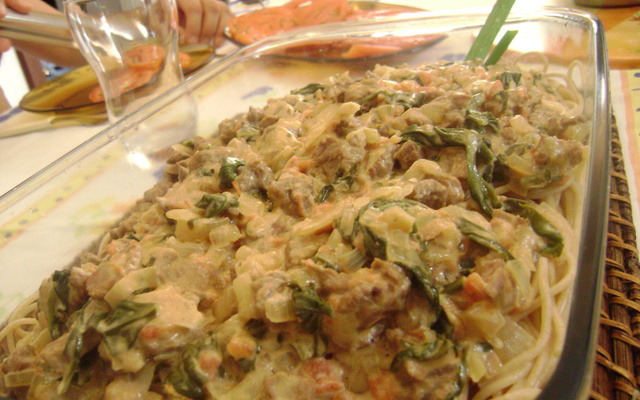 Macarrão integral com molho de carne com espinafre