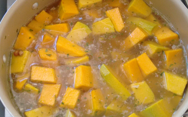 Lentilha com abóbora cabotiá em pedaços