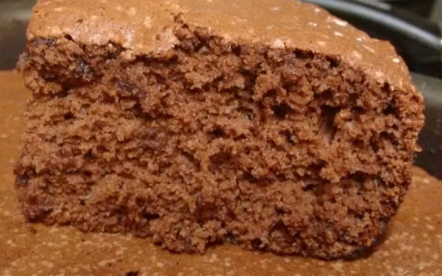 Pão de ló de chocolate com recheio e cobertura