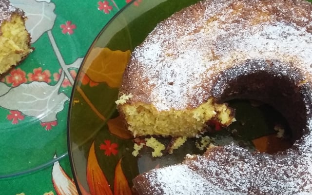 Bolo cremoso de milho com coco