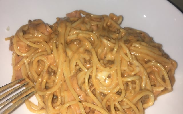 Macarrão ao molho de queijo e presunto