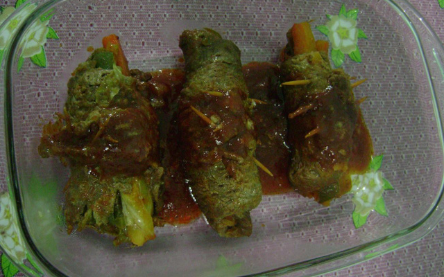 Bife recheado e enrolado