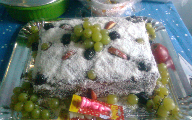 Bolo com decoração de frutas