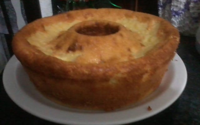 Bolo de fubá cremoso com queijo