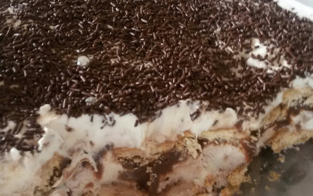 Pavê de sorvete de creme com brigadeiro