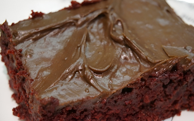 Bolo de chocolate simples e fofinho