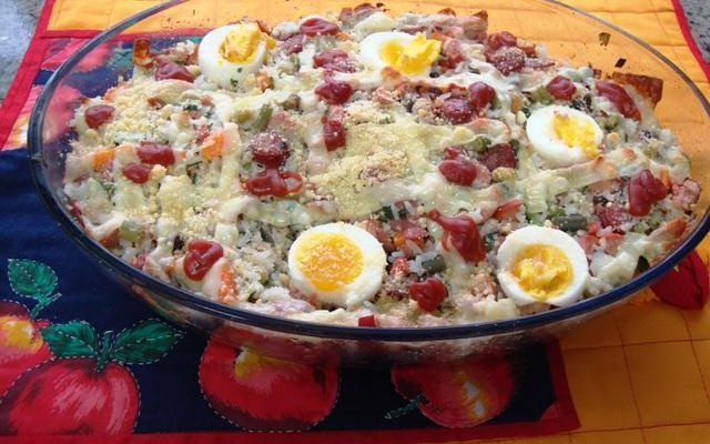 Arroz com seleta de legumes e linguiça ao forno