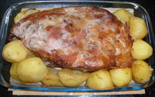 Paleta suína com batata ao forno