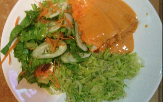 Filé de merluza rápida, com requeijão e molho de tomate