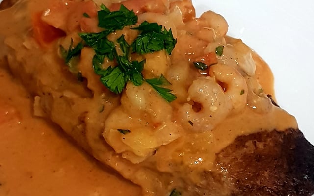 Pirarucu ao molho de camarão 