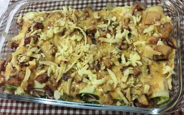 Canelone de abobrinha ao molho branco e bacon