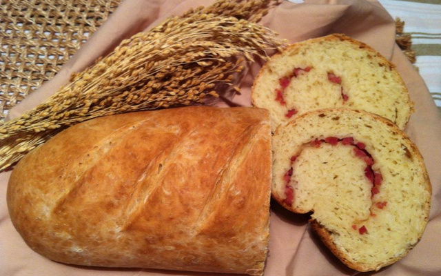 Pão caseiro recheado com calabresa