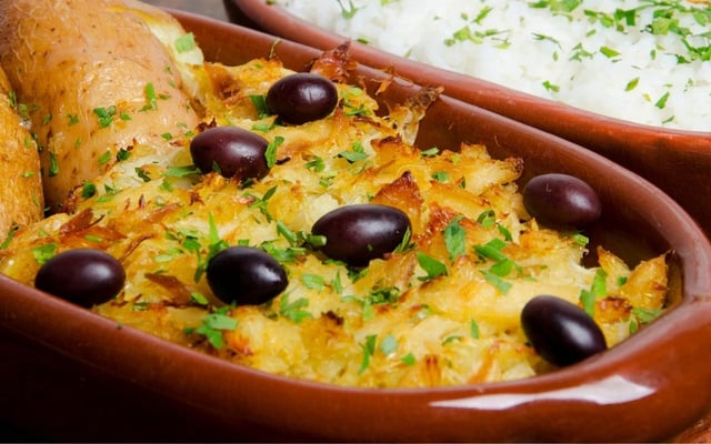 Bacalhau à portuguesa com natas, batata, azeitonas e tempero