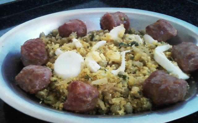 Virado de ervilhas com calabresa e ovos