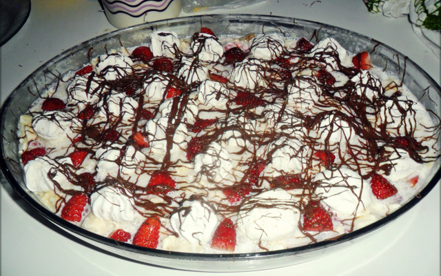 Merengue de morango com suspiro