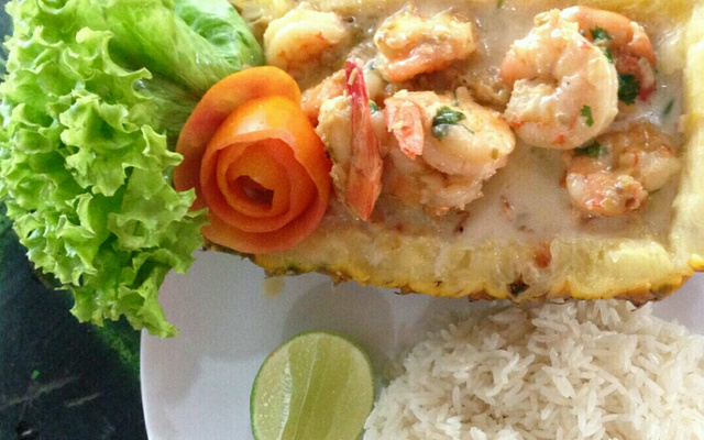 Camarão hawai com abacaxi