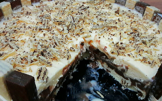 Torta de brigadeiro, sorvete e bis