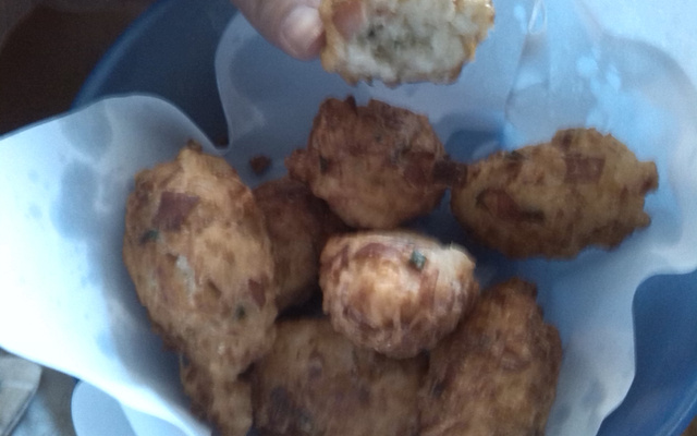 Bolinho de arroz com queijo e presunto