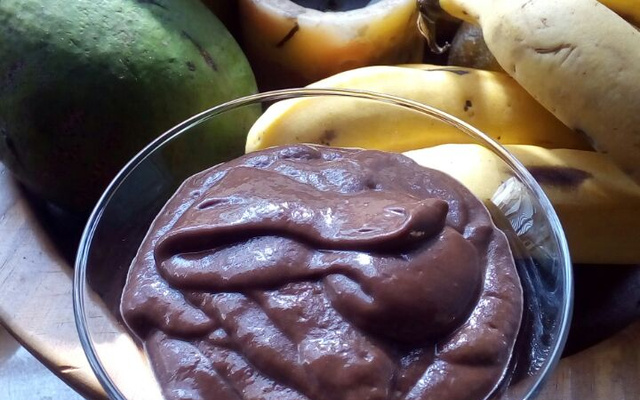 Falsa mousse de chocolate com abacate e banana