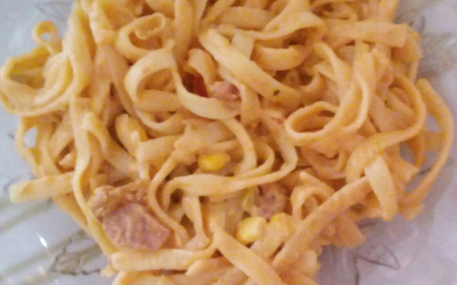 Macarrão cremoso com calabresa