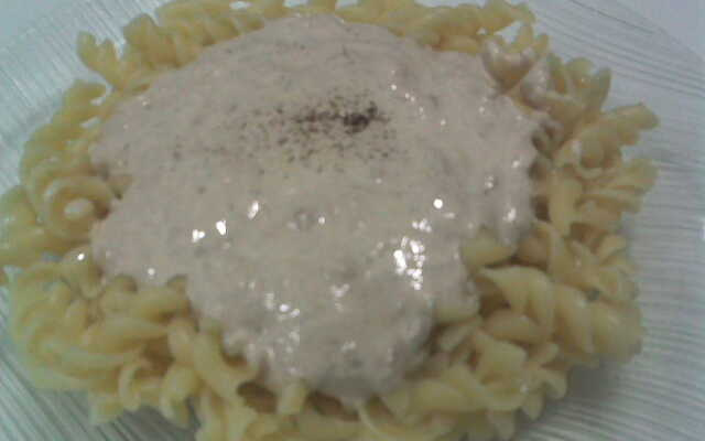 Molho rápido e fácil de atum com creme de leite