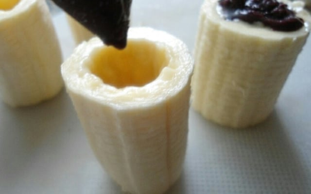 Banana recheada com chocolate