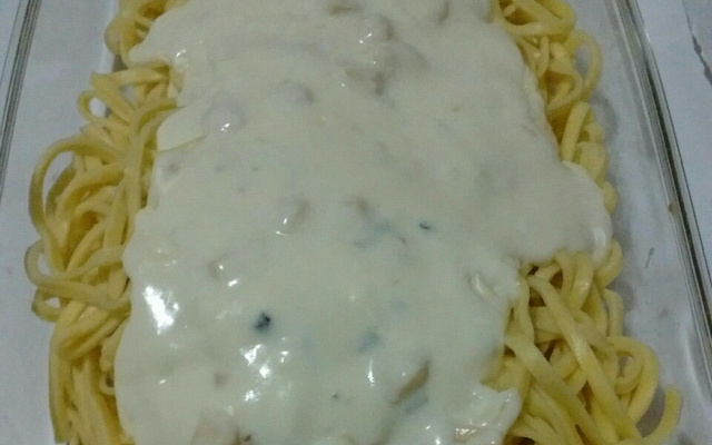 Macarrão ao molho branco com camarão