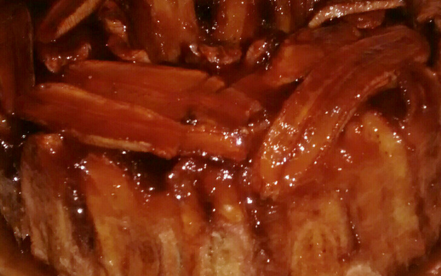 Bolo de banana com calda de caramelo