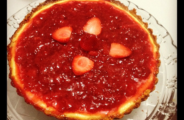 Cheesecake com molho de morangos
