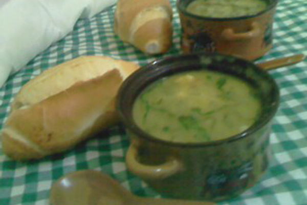 Sopa de fubá com couve, bacon e azeite de dendê