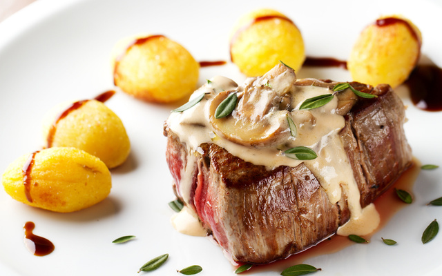 Bife ao molho de maionese com manjericão