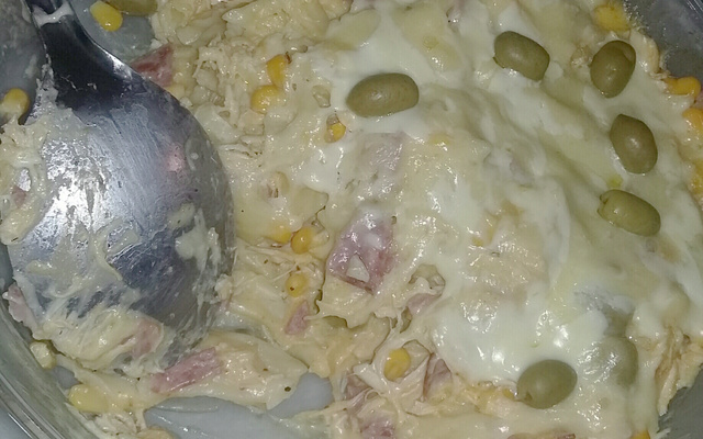 Macarrão de panela de pressão com frango queijo e presunto