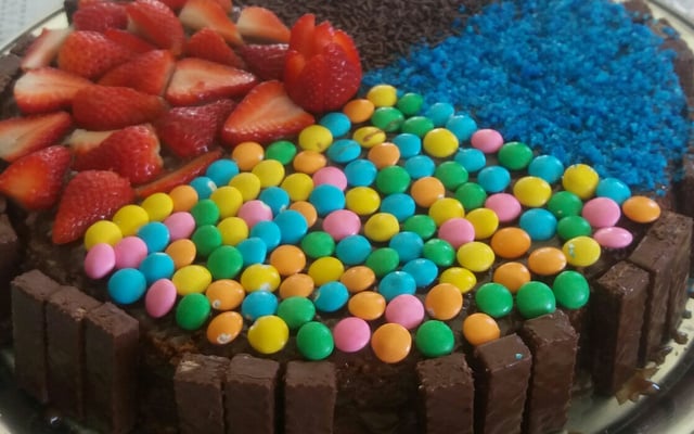 Bolo de chocolate com recheio de morango e palitinhos