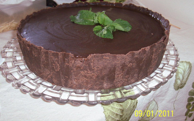 Chocotorta de maracujá com calda de chocolate