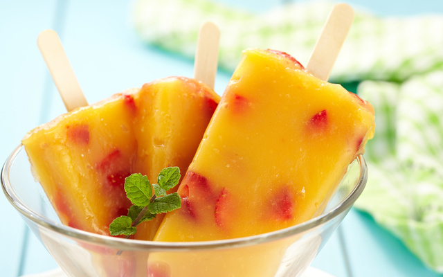 Picolé com frutas
