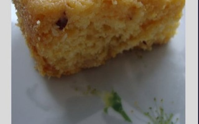 Bolo de fubá com coco,queijo parmesão e castanhas-do-pará