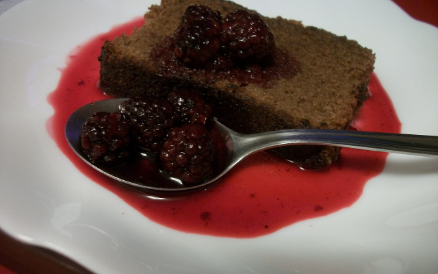 Bolo de chocolate com calda quente de amora