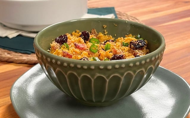 Farofa de Natal na airfryer com uvas-passas, bacon e cenoura