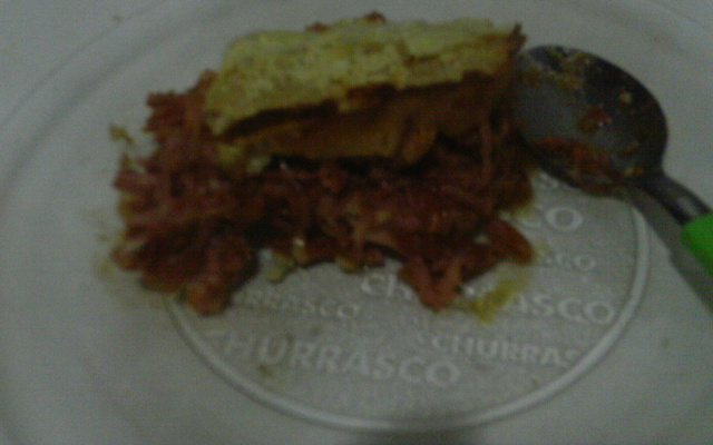 Bolo de frango sem farinha de trigo, recheado com calabresa e mussarela