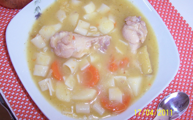 Caldo de mandioquinha com coxinha de frango, legumes e macarrão