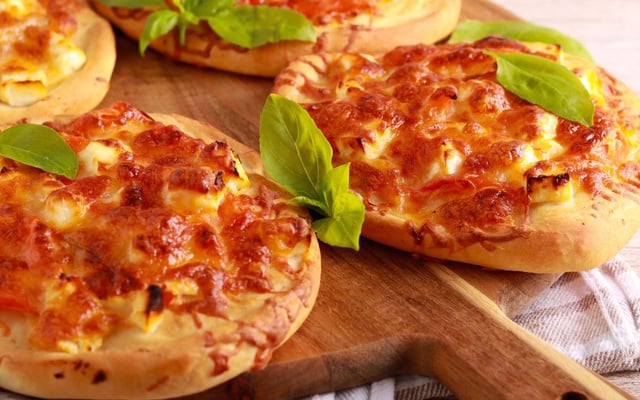 Mini pizza com pão sírio na airfryer para as crianças