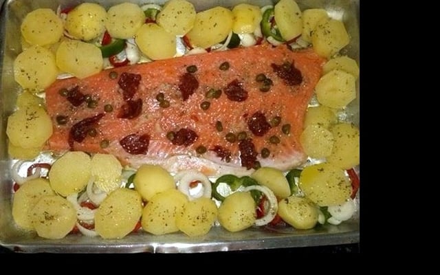 Salmão com tomate seco e alcaparras