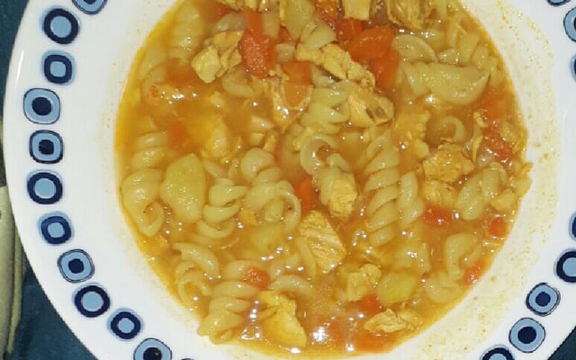 Sopa de legumes com frango e macarrão
