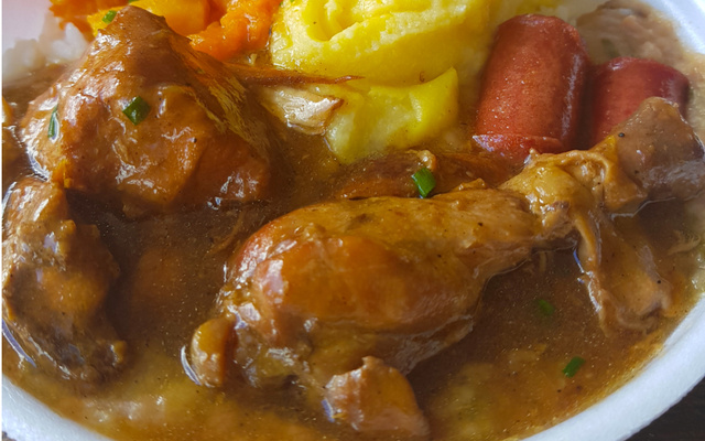 Galinha caipira com açafrão