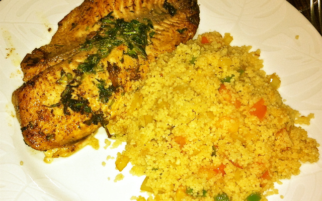 Filé de tilápia grelhada com couscous marroquino