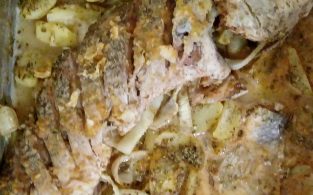 Corvina assada ao alho na manteiga